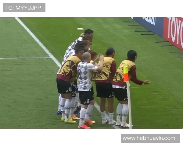 球迷偶遇足球巨星街头合影瞬间引发热议回忆起经典比赛时刻